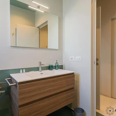 Donna Betsy By Apulia Daire Bari