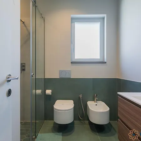 Donna Betsy By Apulia